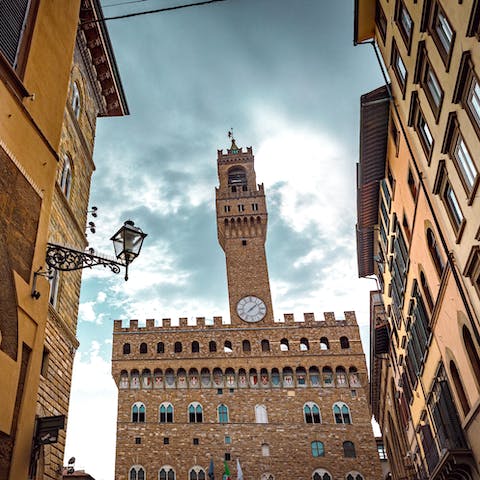  Enjoy a prime position in the historic Piazza della Signoria