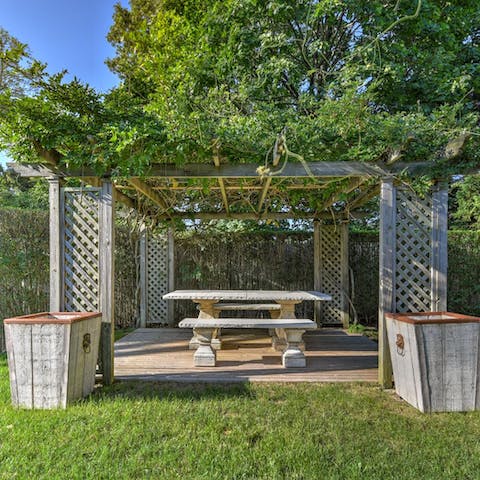 Eat outside in the shade of the pergola