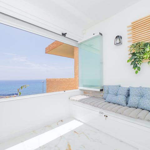 Pull the windows along and create a sea-viewing balcony