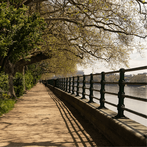 Enjoy refreshing walks alongside the Thames in Fulham