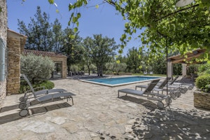Chic Courtyard image 12