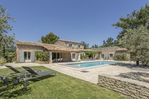 Chic Courtyard image 1