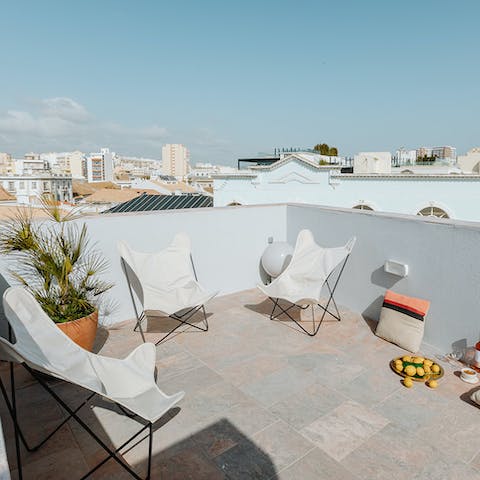 Enjoy a refreshing pause with drinks on the shared roof terrace