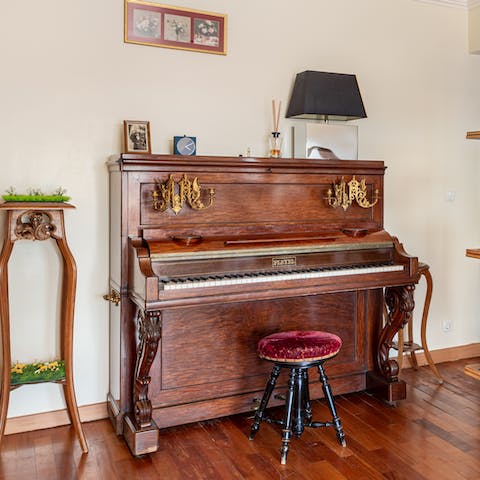 Show off your musical talent (or lack thereof...) and enjoy late-night music sessions around the piano