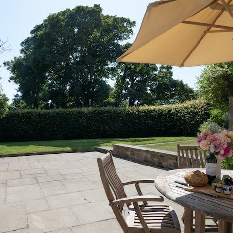 Sit out in the sunshine on the peaceful, private garden surrounded by nature