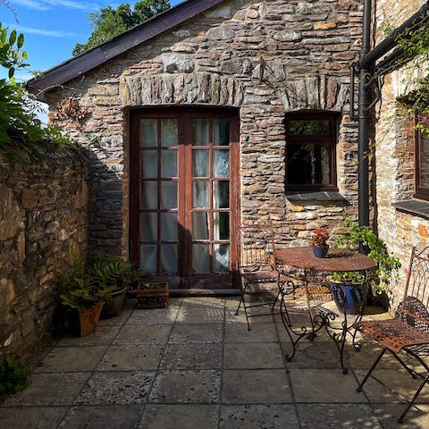 Enjoy your morning coffee in the sunshine on the pretty courtyard