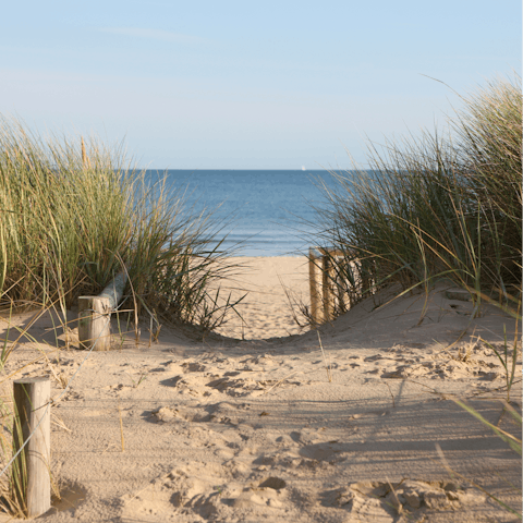 Walk to sandy Whitby Beach in less than ten minutes