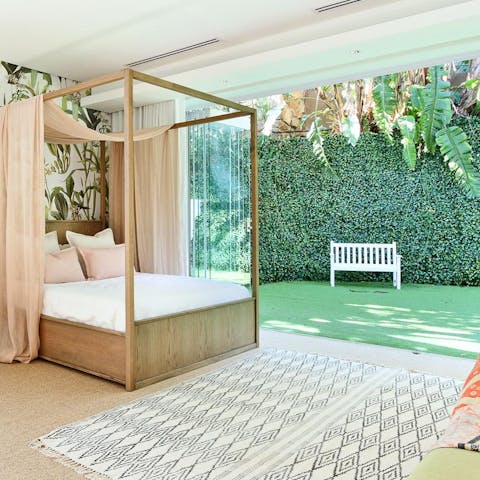 Wake up to sunshine and luxury – the bedrooms face the garden or the ocean