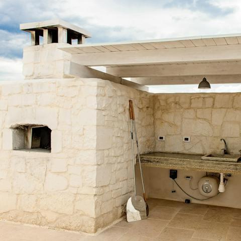 Cook up an alfresco feast with the outdoor pizza oven