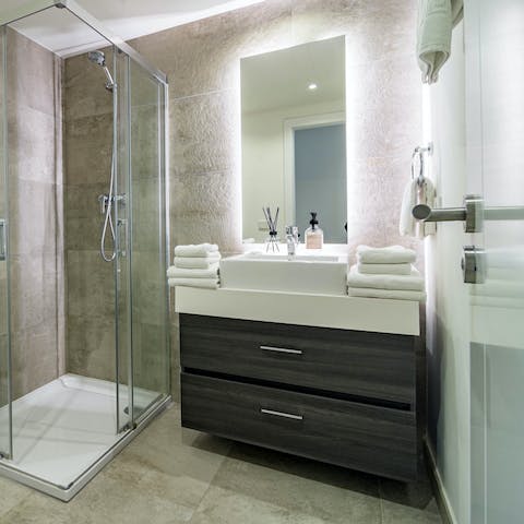 Get ready in the modern bathroom for a night out in Estepona