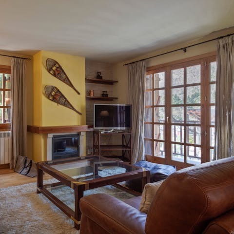 Assemble in the living room and get the fireplace roaring with a movie on the big screen for a cosy night
