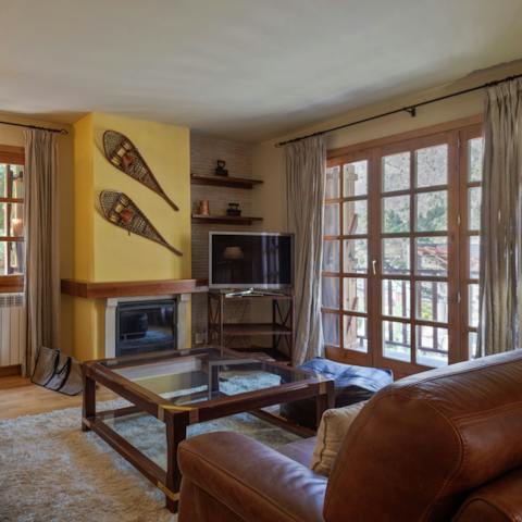 Assemble in the living room and get the fireplace roaring with a movie on the big screen for a cosy night