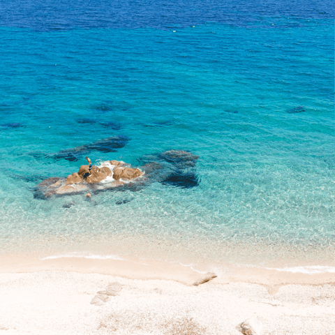 Discover Mykonos from your scenic location in Agios Lazaros