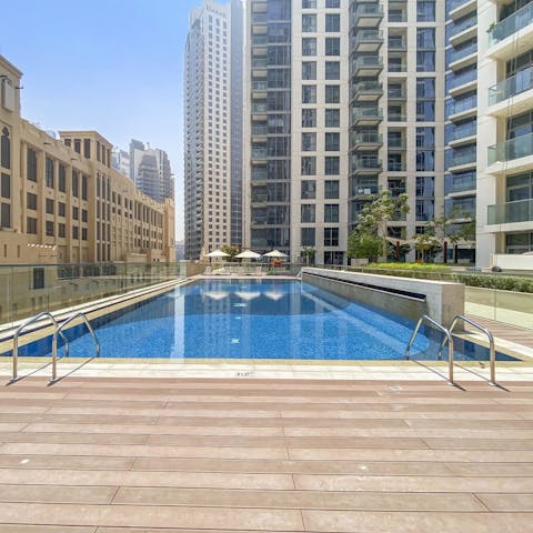 Make full use of the building's shared swimming pool on hot afternoons