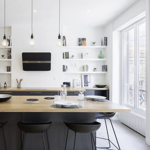 Enjoy cooking, eating, and chatting together in this sociable kitchen area