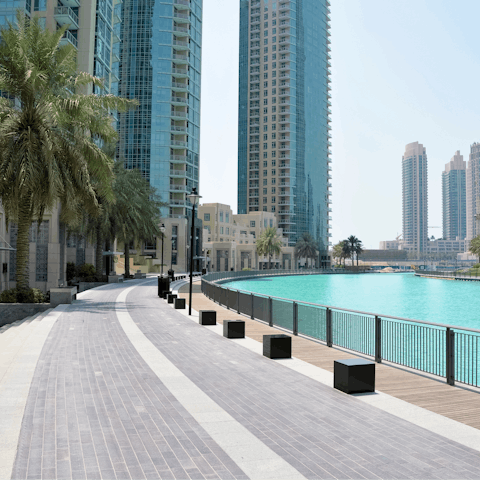 Explore the dazzling Dubai Marina from this desirable location