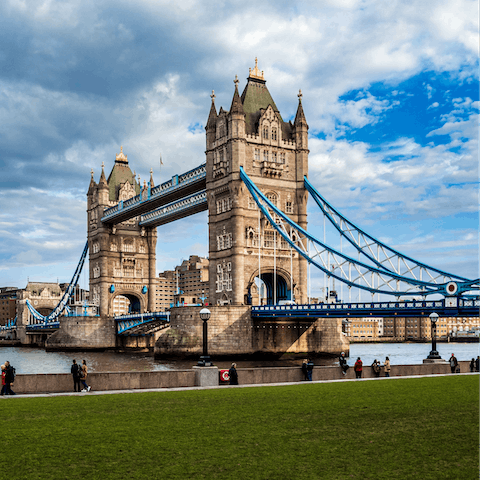 Visit London's most iconic attractions on foot 