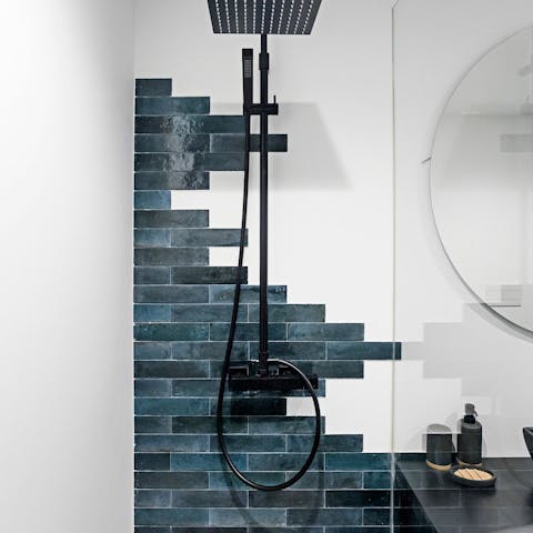 Start your mornings under the sleek rainfall shower