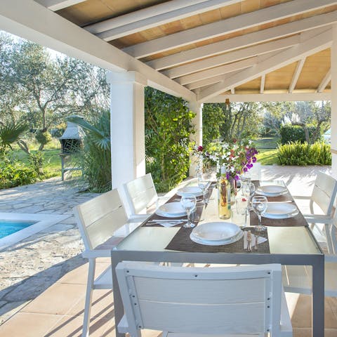 Catch up over an alfresco dinner in this lovely outdoor dining space – the covered barbecue grill is perfect for cooking up tasty treats too