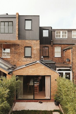Sunlit London Quarters image 11