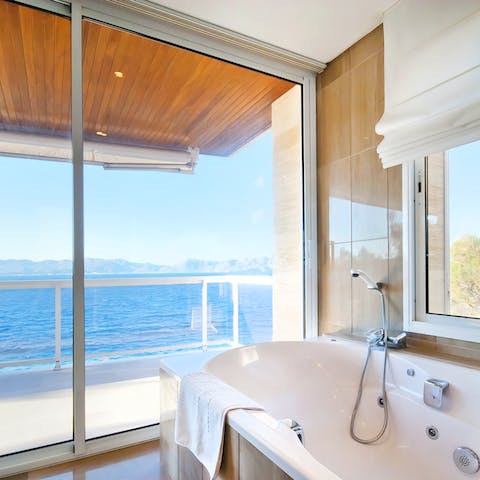 Relax in the jacuzzi bathtub and admire the show-stopping sea views
