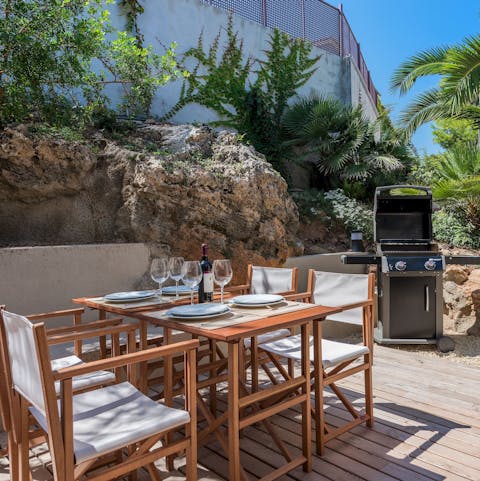 Cook delicious alfresco meals then dine in style on the patio 