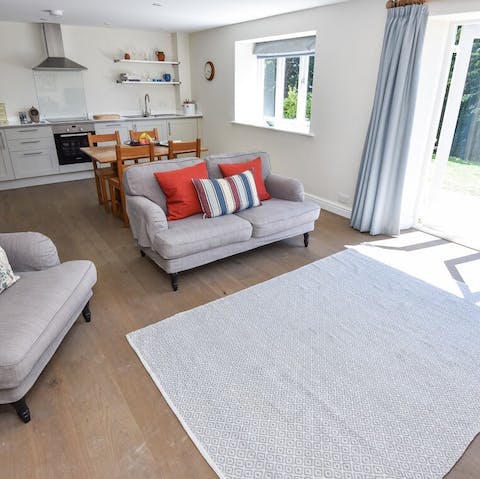 Unwind in a bright living space connected to the fresh air of the countryside 
