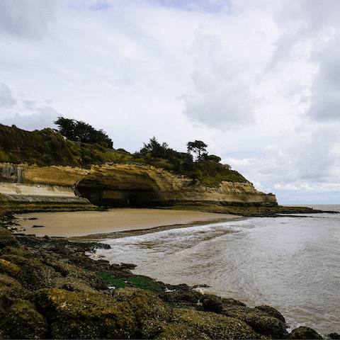 Explore the ruggedly beautiful beaches that line the Gironde estuary