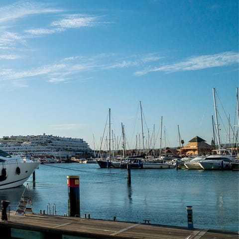 Take a fifteen-minute walk to Vilamoura marina