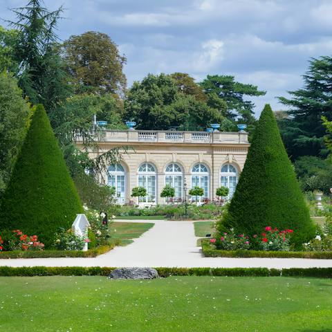 Picnic in the 18th-century Parc de Bagatelle, not far away