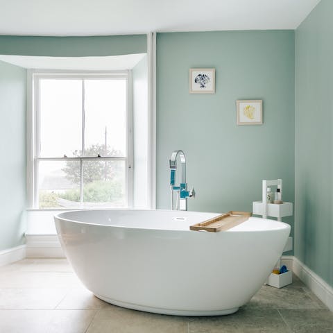Start your day on a calming note with a soak in the free-standing bathtub