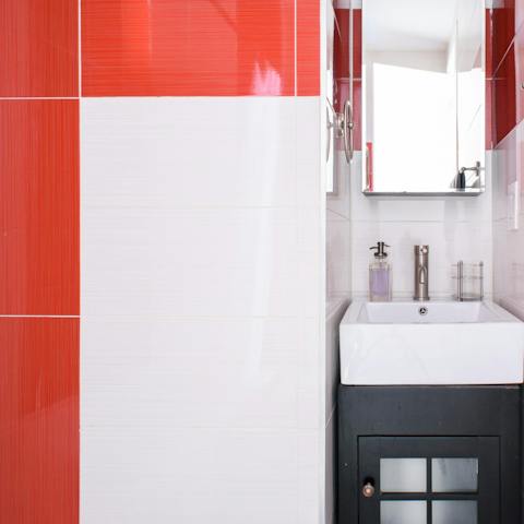 Wake yourself up with the vibrant bathroom