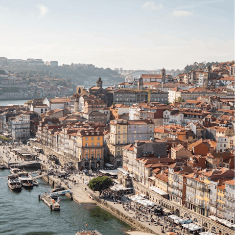 Explore the beautiful city from your home in downtown Porto – you'll be around twenty minutes from the riverside by foot
