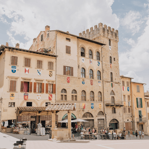 Explore the hilltop town of Arezzo – a 25-kilometre drive away
