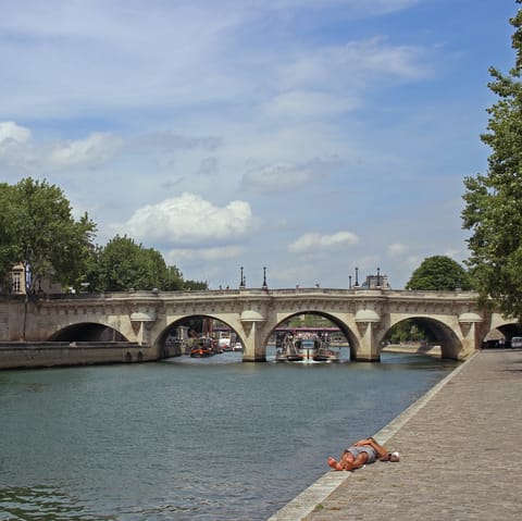 Take a stroll along the banks of the Seine, a twenty-minute walk away