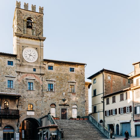 Explore historic Cortona – it's just 21km away