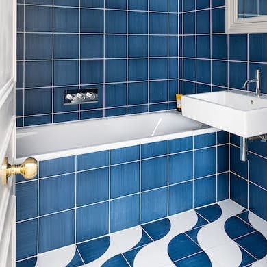 Bathe in the gorgeous blue wave-patterned bathroom