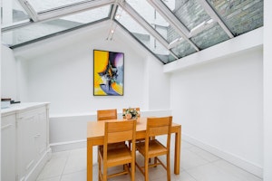 The Queensdale image 15