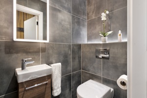 Lakeview Luxury image 13
