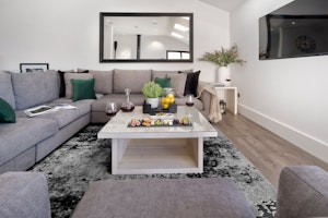 Lakeview Luxury image 11