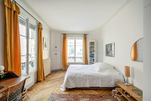 Parisian Perspective image 4