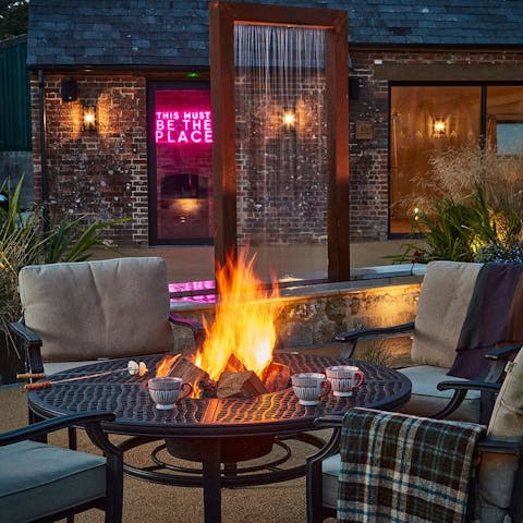 Keep the night flowing around the firepit for an evening of stargazing