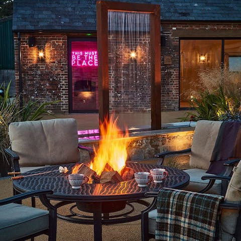 Keep the night flowing around the firepit for an evening of stargazing