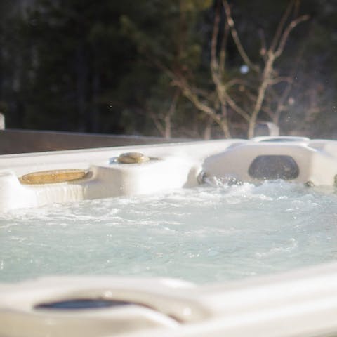 Fire up the hot tub on the terrace and gaze out into the pines