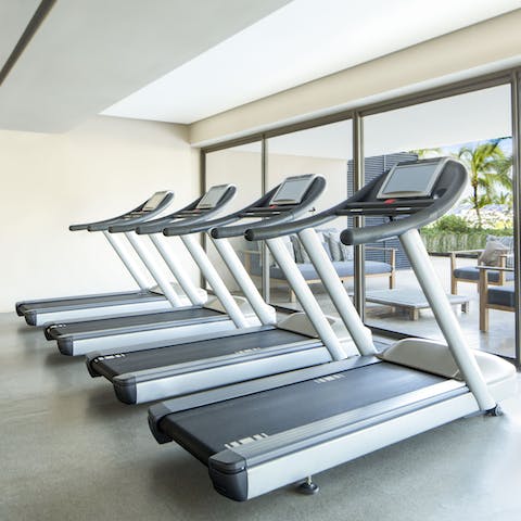 Stay fit in the well-equipped communal gym 