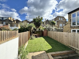 Round the Wicket image 3