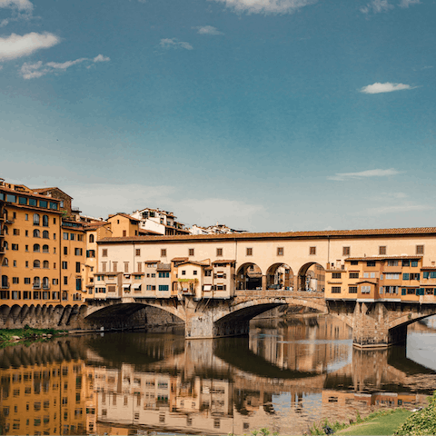 Stroll down to the banks of the River Arno and Ponte Vecchio in twenty minutes