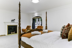 Surrey Hills Manor image 14