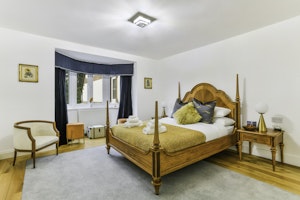 Surrey Hills Manor image 9