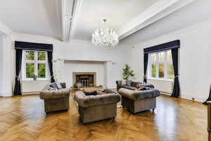 Surrey Hills Manor image 3